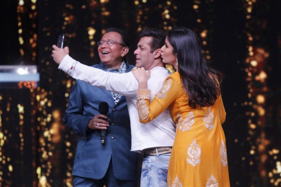 Salman Khan, KatrinaKaif and Mithun Da pose for a pout selfie on the sets of Dance India Dance 6. Salman Khan and Katrina Kaif,Salman Khan,Katrina Kaif,Tiger Zinda Hai,Tiger Zinda Hai promotion,Tiger Zinda Hai movie promotion,Dance India Dance season 6,Dance India Dance