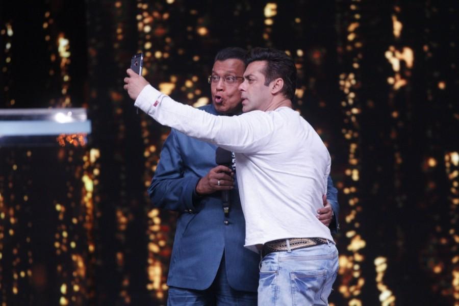 Salman Khan and Mithun Da pose for a pout selfie on the sets of Dance India Dance 6. Salman Khan and Katrina Kaif,Salman Khan,Katrina Kaif,Tiger Zinda Hai,Tiger Zinda Hai promotion,Tiger Zinda Hai movie promotion,Dance India Dance season 6,Dance India Dance