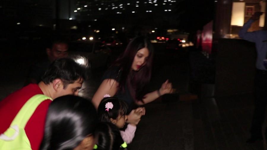 Aishwarya Rai Bachchan snapped with baby Aradhya. Aishwarya Rai Bachchan,Aishwarya Rai,Aishwarya Rai Bachchan with Aaradhya,Aaradhya,Aaradhya bachchan