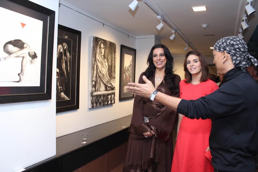 Pooja Bedi, Raageshwari and Gautam Patole at the inauguration of Charcoal Master Gautam Patole's show 'Black is beautiful' at Jehangir Art Gallery. Jackie Shroff,Pooja Bedi,Raageshwari Loomba,Gautam Patole,Black is Beautiful