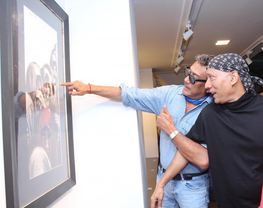 Brothers in Arms... Jackie Shroff tells Gautam Patole about a charcoal work he loves. Jackie Shroff,Pooja Bedi,Raageshwari Loomba,Gautam Patole,Black is Beautiful