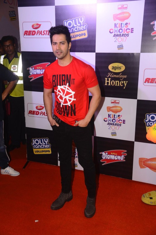 Varun received The Dancing Star and the Best Entertainer of the Year awards. Alia Bhatt,Ranveer Singh,Varun Dhawan,2017 Nickelodeon Kids' Choice Awards,Nickelodeon Kids' Choice Awards,Nickelodeon Kids' Choice Awards 2017,Kriti Sanon