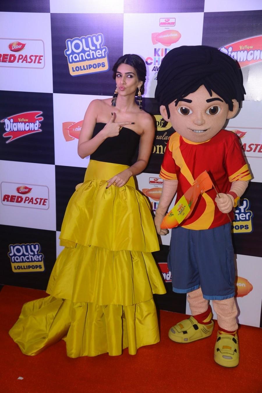 Kriti Sanon at 2017 Nickelodeon Kids' Choice Awards. Alia Bhatt,Ranveer Singh,Varun Dhawan,2017 Nickelodeon Kids' Choice Awards,Nickelodeon Kids' Choice Awards,Nickelodeon Kids' Choice Awards 2017,Kriti Sanon