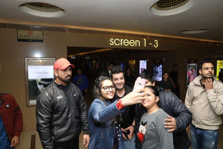 Excel Entertainment's 'Fukrey Returns' has been riding high on its success as the film recently crossed the 50 crore mark and continues to rule the box office. The sequel to the 2013 underdog 'Fukrey', emerged as a super hit at the box office with its intriguing storyline and perfectly timed jokes. Fukrey Returns,Fukrey Returns sucess,Fukrey Returns box office,Varun Sharma,Varun Sharma aka Choocha,Varun Sharma visits theaters