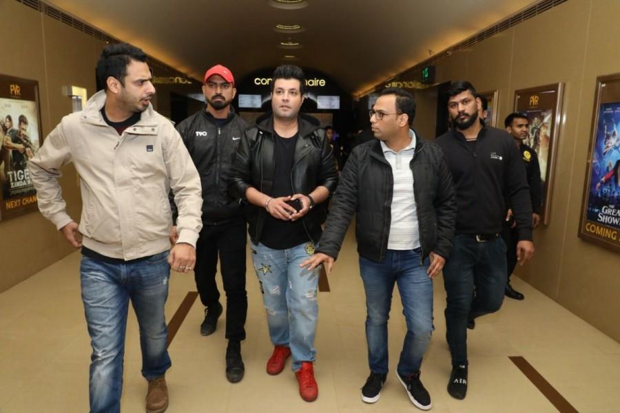 The comic entertainer continues its dream run at the box office as the film crossed 50 crores in its first week. The film raked in 8.10 crores on its opening day, the first weekend collected 32.2 crores. 'Fukrey Returns' continues spelling its magic on the audience as the film collected over 52.81 crores till date. Fukrey Returns,Fukrey Returns sucess,Fukrey Returns box office,Varun Sharma,Varun Sharma aka Choocha,Varun Sharma visits theaters