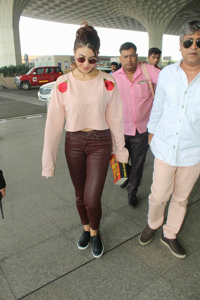 Jacqueline Fernandez flaunts her toned abs in her latest airport outing. Jacqueline Fernandez,actress Jacqueline Fernandez,hot Jacqueline Fernandez,Jacqueline Fernandez hot pics,Jacqueline Fernandez hot images,Jacqueline Fernandez hot stills,Jacqueline Fernandez hot pictures,Jacqueline Fernandez hot photos
