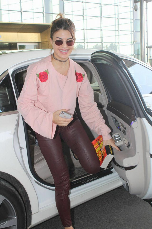 Bollywood actress Jacqueline Fernandez snapped at Mumbai Airport. Jacqueline Fernandez,actress Jacqueline Fernandez,hot Jacqueline Fernandez,Jacqueline Fernandez hot pics,Jacqueline Fernandez hot images,Jacqueline Fernandez hot stills,Jacqueline Fernandez hot pictures,Jacqueline Fernandez hot photos