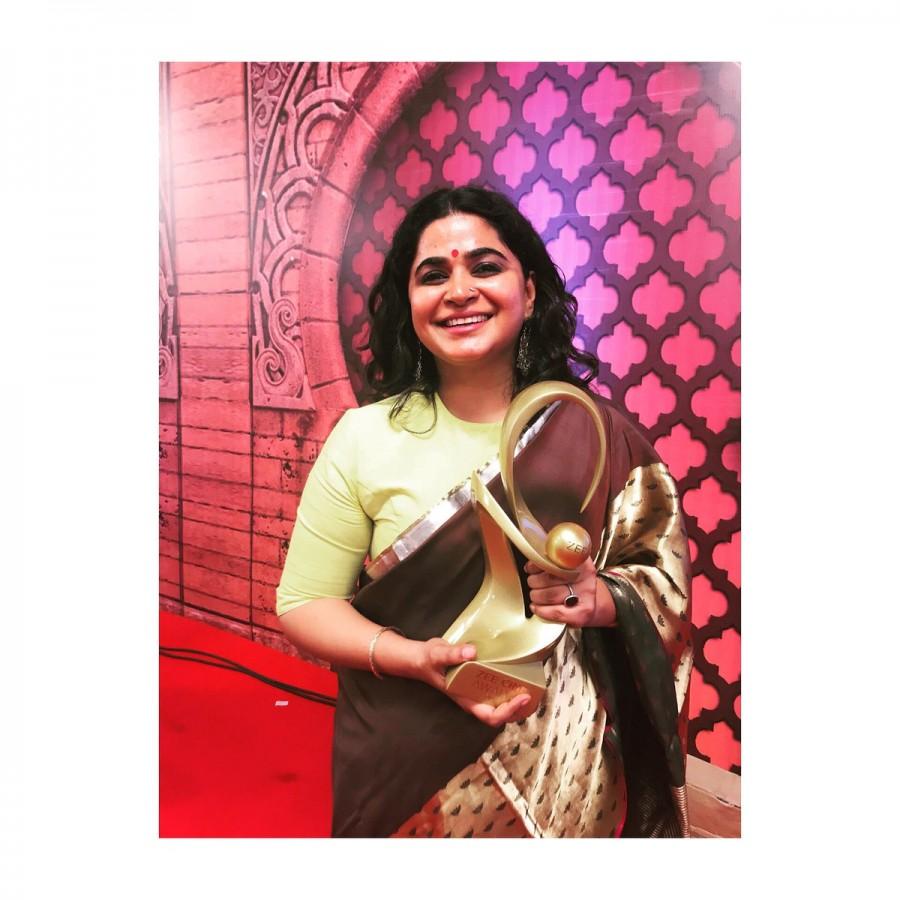 Kriti Sanon tweeted saying, "Wooohhhhooo!!! So so so happyyy!! Wish i was there to cheer for you all and for my BKB team!!! So much love this film has got.. just Barfilicious! ❤️❤️ congrats @Ashwinyiyer @niteshtiwari22 Sherry and Laxmi!". Kriti not only showed her excitement but also wished Ashwiny Iyer Tiwari for winning the best director award for 'Bareilly Ki Barfi'. Kriti Sanon,actress Kriti Sanon,Bareilly Ki Barfi