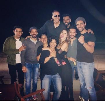 Farhan Akhtar and Ritesh Sidhwani celebrated the wrap of their upcoming flick Gold along with the team. It was a Sundowner party by the beach for the team, everyone was extremely happy to have smoothly wrapped the venture.