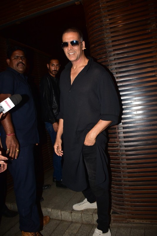 Entire cast along with the makers was all smile as they posed for a group picture. They all bonded and were reminiscing their shooting schedules during the Sundowner partyEntire cast along with the makers was all smile as they posed for a group picture. Farhan Akhtar,Ritesh Sidhwani,Akshay Kumar,Gold,Gold wrap up,Gold wrap up party