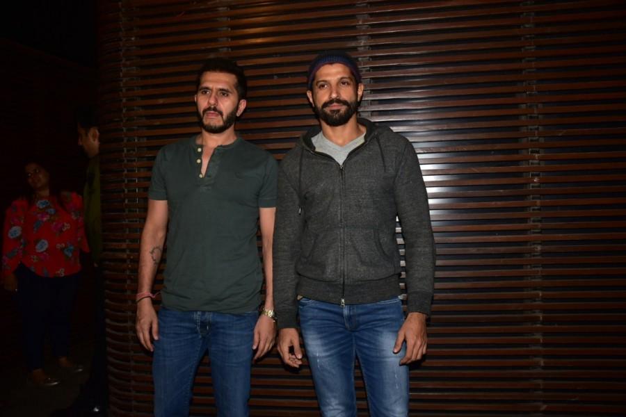 Farhan Akhtar wrote, “Return of the red-eyes.. wrapping it up with team #Gold .. #funtimes”. Present at the party were Farhan Akhtar, Ritesh Sidhwani, director Reema Kagti, Akshay Kumar, Mouni Roy, Kunal Kapoor, Amit Sadh and choreographer Bosco Martis. Farhan Akhtar,Ritesh Sidhwani,Akshay Kumar,Gold,Gold wrap up,Gold wrap up party