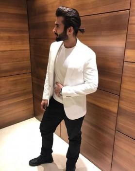 Pic 1 - Jackky Bhagnani is slaying it in style and how! The actor surely knows how to set trends with this formal yet smart and stylish look.