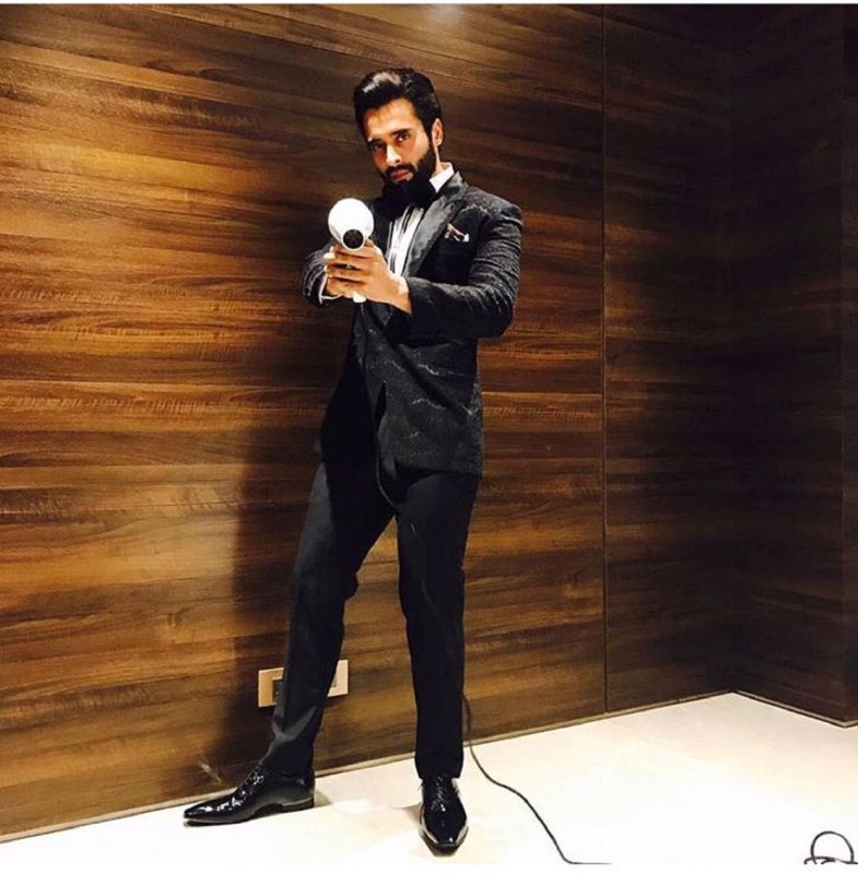Pic 4 - Jackky who appears dapper in this super sexy look is ready for action as he is all set for a gala night. Jackky Bhagnani,Jackky Bhagnani birthday,Jackky Bhagnani hot Instagram photos,Jackky Bhagnani hot Instagram pics,Jackky Bhagnani hot Instagram images,Jackky Bhagnani hot Instagram stills,Jackky Bhagnani hot Instagram pictures