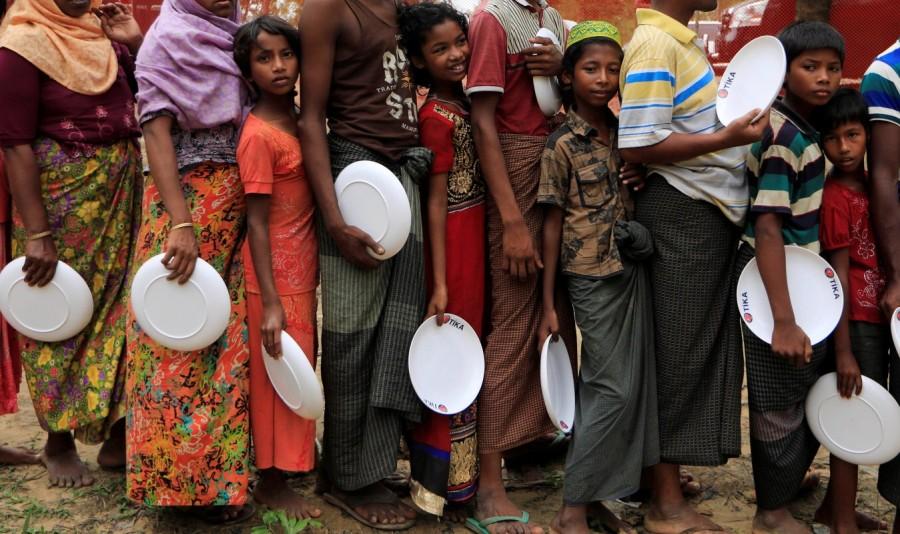 Rohingya refugees line up to get food from Turkish Cooperation and Coordination Agency (TIKA) near Balukhali refugees camp near Cox's Bazar, Bangladesh October 21, 2017. Zohra Bensemra,Reuters photojournalist,Guardian newspaper,Islamic State,Rohingya refugee crisis