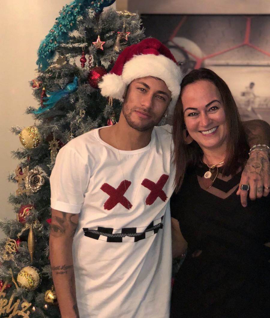 On Saturday night, the 25-year-old attended a birthday party for friend and surfer Gabriel Medina that was also attended by Nenê and Lucas Lima, who will be playing for Palmeiras next season. Neymar paid a visit to his favourite tattoo artists before joining his family for a big Christmas Eve celebration. Neymar celebrates Christmas,Football star Neymar,Christmas,Christmas 2017,Christmas celebration