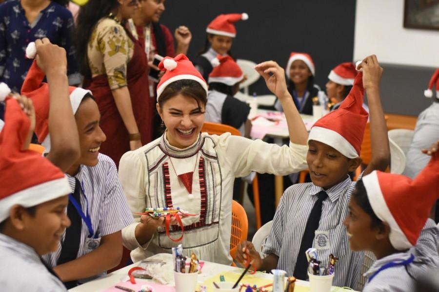 The Judwaa 2 actress went across the room and helped each kid in making the Christmas decorations out of waste. Post the activity, Jacqueline along with the kids danced on her chartbuster song Chittiyaan Kalaiyaan. Jacqueline Fernandez,actress Jacqueline Fernandez,Jacqueline Fernandez Christmas celebration,Jacqueline Fernandez Christmas with NGO kids,Race 3 actress