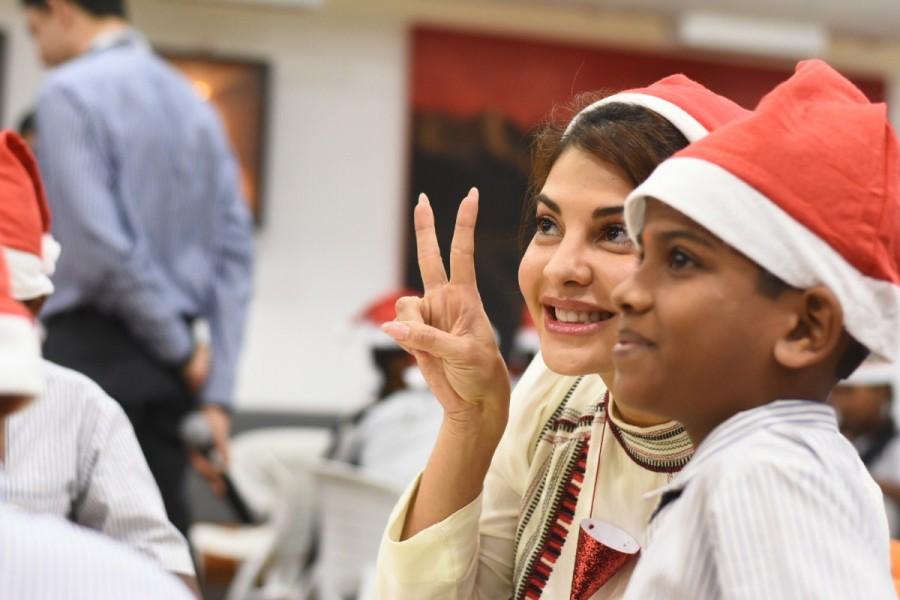 Jacqueline clicked pictures with the kids and gave autographs on the Christmas decorations the kids made out of waste. Jacqueline Fernandez,actress Jacqueline Fernandez,Jacqueline Fernandez Christmas celebration,Jacqueline Fernandez Christmas with NGO kids,Race 3 actress