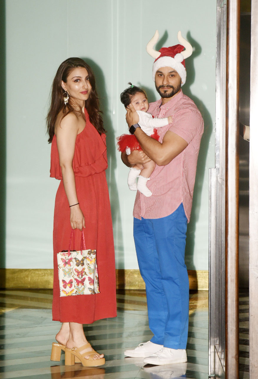 Soha Ali Khan and Kunal Khemu with their daughter Inaaya at Arpita Khan's Christmas Party. Salman Khan,Iulia Vantur,Katrina Kaif,Karan Johar,Soha Ali Khan,Aayush Sharma,Arpita Khan Christmas Party,celebs at Arpita Khan Christmas Party,Arpita Khan Christmas Party pics,Arpita Khan Christmas Party images,Arpita Khan Christmas Party stills,Arpita K