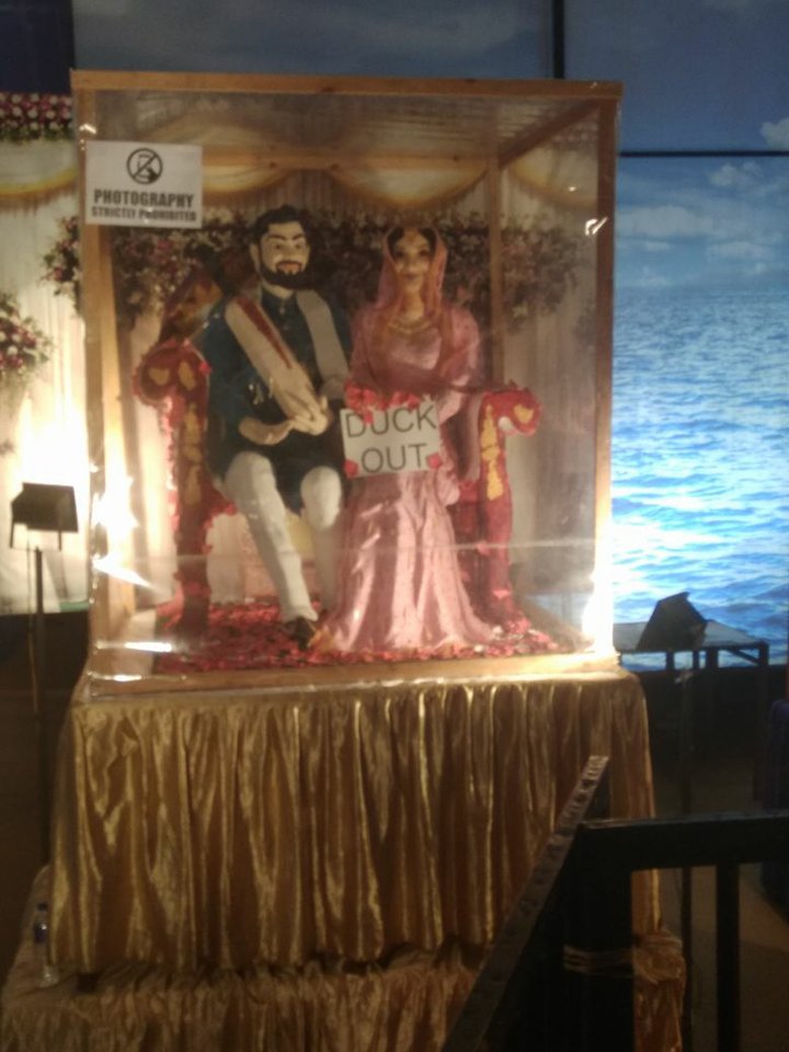 Newlywed Virat Kohli and Anushka Sharma's reception hits at Bengaluru's Annual Cake Show. Virat Kohli and Anushka Sharma,Virat Kohli and Anushka Sharma cake show,Bengaluru's Annual Cake Show,Bengaluru Annual Cake Show,Bengaluru Cake Show,Christmas 2017