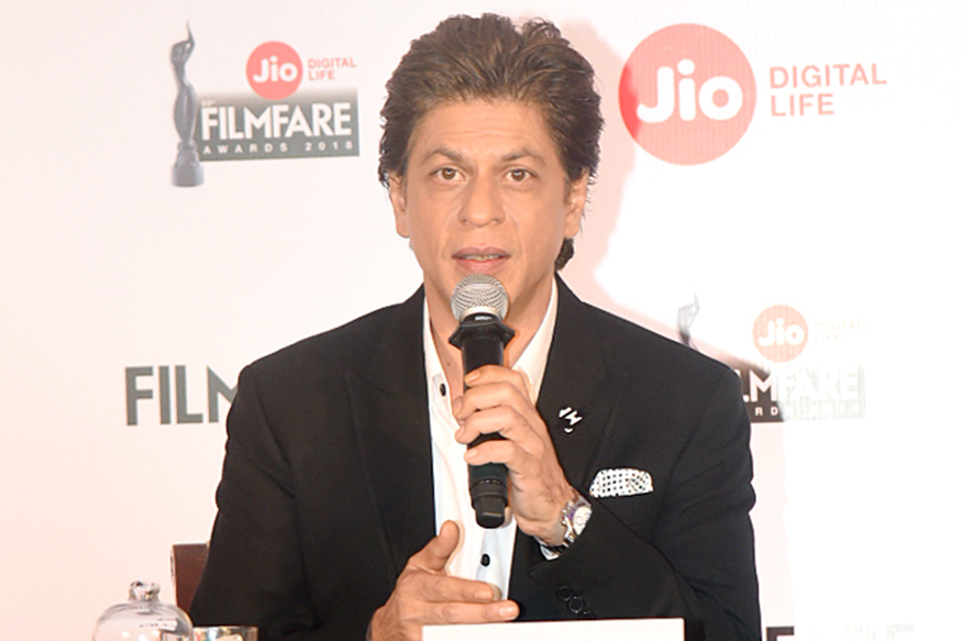 Shah Rukh Khan addresses media during Filmfare Awards 2018 Press Conference. Shah Rukh Khan,SRK,Shah Rukh Khan at Filmfare Awards 2018,Filmfare Awards 2018 Press Conference,Filmfare Press Conference