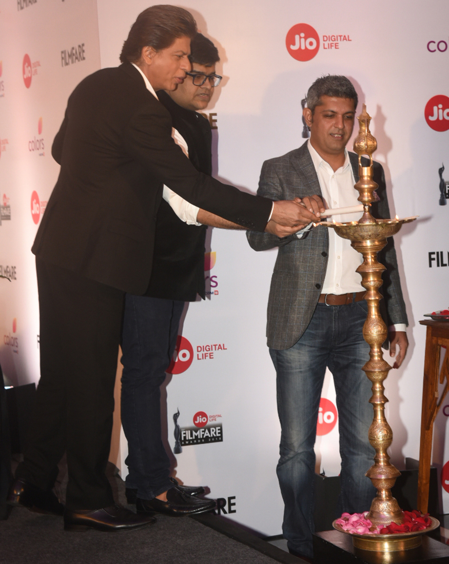 Shah Rukh Khan, Jitesh Pillaai and Deepak Lamba light the traditional lamp at Filmfare Awards 2018 Press Conference. Shah Rukh Khan,SRK,Shah Rukh Khan at Filmfare Awards 2018,Filmfare Awards 2018 Press Conference,Filmfare Press Conference