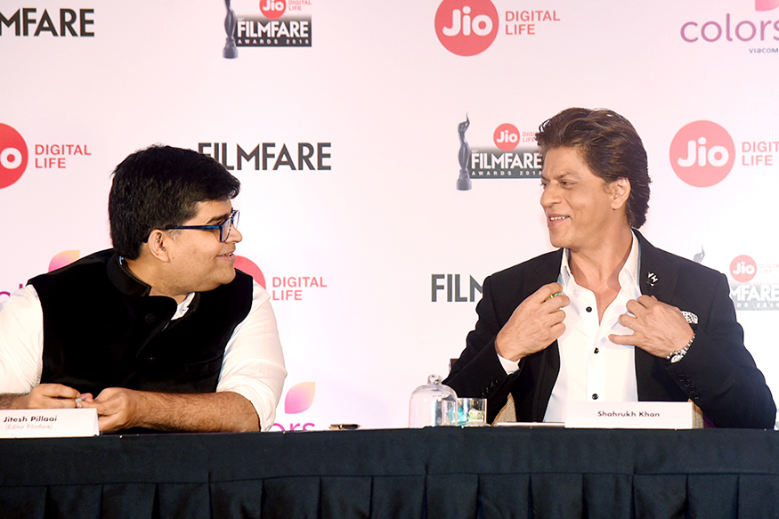 Filmfare editor Jitesh Pillaai and Shah Rukh Khan at Filmfare Awards 2018 Press Conference. Shah Rukh Khan,SRK,Shah Rukh Khan at Filmfare Awards 2018,Filmfare Awards 2018 Press Conference,Filmfare Press Conference
