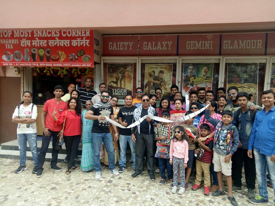 The actor who is known to command a massive fan following across the country is having his fans rejoice over the festive film release. Tiger Zinda Hai marks to be yet another action entertainer with Salman Khan front lining the espionage thriller. Anticipation levels have been at a peak with Salman fans going into a frenzy. But in between this, the superstar took to his twitter to share a message for his fans, he wrote, “Yeh saare rockstars ko thank you. Always accha kaam karte raho, Negativity ko kick aur positivity ko hug karo. Have the best end to this year, Enjoy Tiger, Merry Christmas and a Happy New Year.” Tiger Zinda Hai,salman khan tiger zinda hai,Salman Khan,Salman Khan fans,Salman Khan birthday