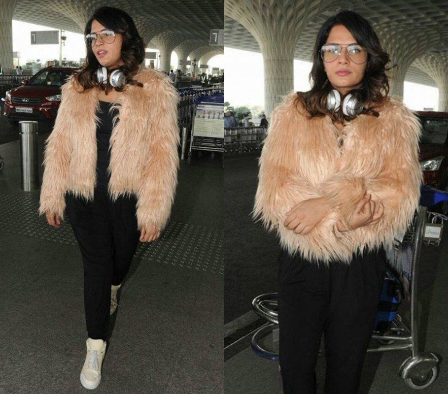 Richa Chadda snapped at airport. Richa Chadda,actress Richa Chadda,Richa Chadda at Mumbai Airport,Richa Chadda at Airport,hot Richa Chadda,Richa Chadda hot pics,Richa Chadda hot images,Richa Chadda hot stills,Richa Chadda hot pictures,Richa Chadda hot photos