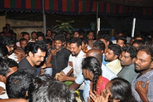 Karthi pays last homage to fan; breaks down at funeral.