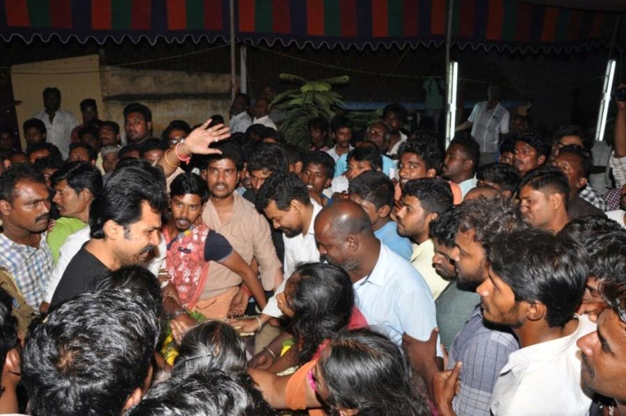 Heavy-hearted Karthi paid last respects to his fan. Karthi,actor Karthi,Fan Club secretary