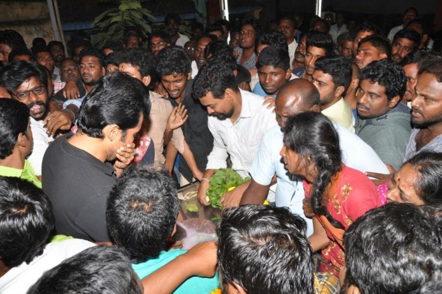 Actor Karthi pays last homage to fan; breaks down at funeral. Karthi,actor Karthi,Fan Club secretary