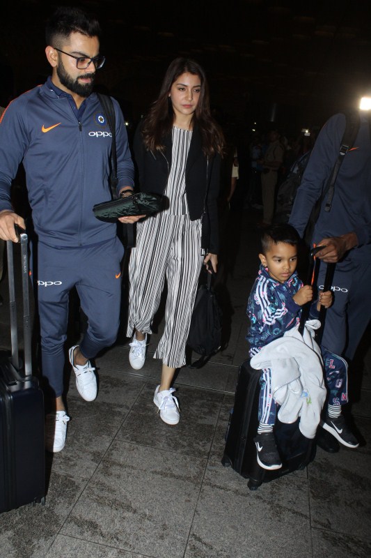 Anushka Sharma and Virat Kohli leave for South Africa for New Year. Virat Kohli-Anushka Sharma,Virat Kohli,Anushka Sharma,Virat Kohli and Anushka Sharma,Virat Kohli and Anushka Sharma New Year celebrations,Virat Kohli and Anushka Sharma South Africa,Virat Kohli and Anushka Sharma in South Africa