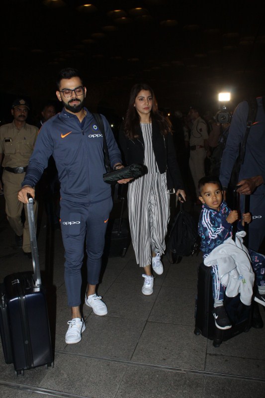 Happy Couple Anushka Sharma and Virat Kohli leave for South Africa for New Year. Virat Kohli-Anushka Sharma,Virat Kohli,Anushka Sharma,Virat Kohli and Anushka Sharma,Virat Kohli and Anushka Sharma New Year celebrations,Virat Kohli and Anushka Sharma South Africa,Virat Kohli and Anushka Sharma in South Africa
