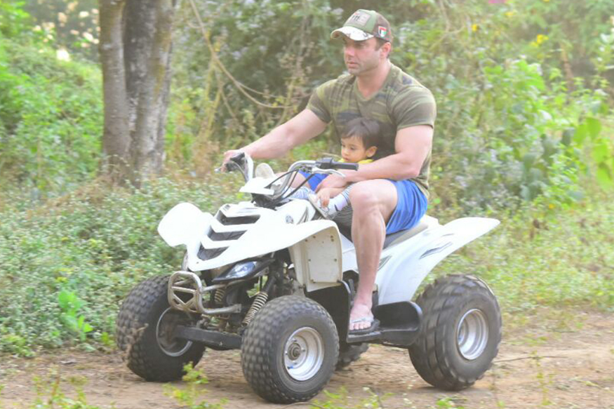 Sohail Khan at Salman Khan's 52nd Birthday celebration. Salman Khan,Salman Khan birthday,Salman Khan birthday celebration,Niketan Madhok,Sangeeta Bijlani,Iulia Vantur,Sohail Khan,Sohail Khan's son Nirvaan Khan