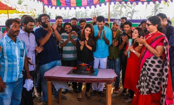Irumbu Thirai movie shooting wrapped up today in Chennai. Vishal, Samantha Akkineni graced the event.