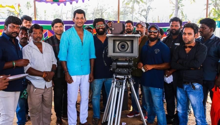 Tamil movie Irumbu Thirai shooting wrapped up today in Chennai. Vishal and Samantha Akkineni graced the event. Vishal,Samantha Akkineni,Vishal and Samantha Akkineni,Irumbu Thirai,Irumbu Thirai wraps up,Irumbu Thirai shooting wrapped up,Irumbu Thirai shooting