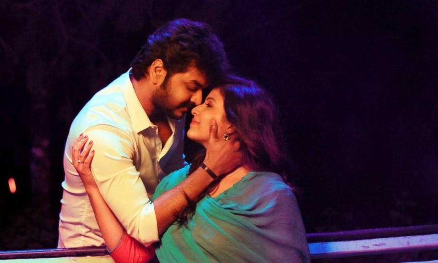Starring Jai, Anjali, Janani Iyer in the lead role, while Chandini Tamilarasan, Yogi Babu, Karthik Yogi, Raj Tarun appear in the supporting role. Jai,Anjali,Janani Iyer,Balloon movie stills,Balloon movie pics,Balloon movie images,Balloon movie pictures,Balloon movie photos,Balloon review,balloon movie review
