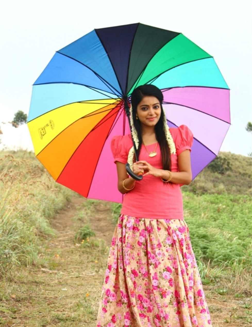 The film is scheduled for a worldwide release on 29 December 2017. Jai,Anjali,Janani Iyer,Balloon movie stills,Balloon movie pics,Balloon movie images,Balloon movie pictures,Balloon movie photos,Balloon review,balloon movie review