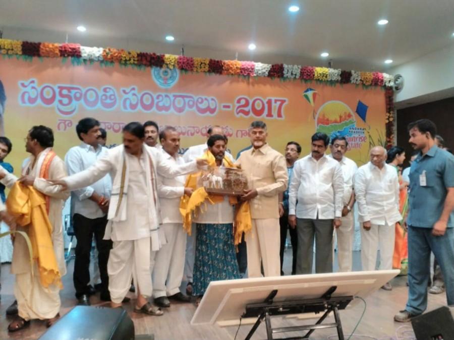 Basha receiving the Best Farmer Award from the Chief Minister of Andhra Pradesh, Chandra Babu Naidu. Mahaboob Basha,chillies,small farmers,big profits,Kurnool