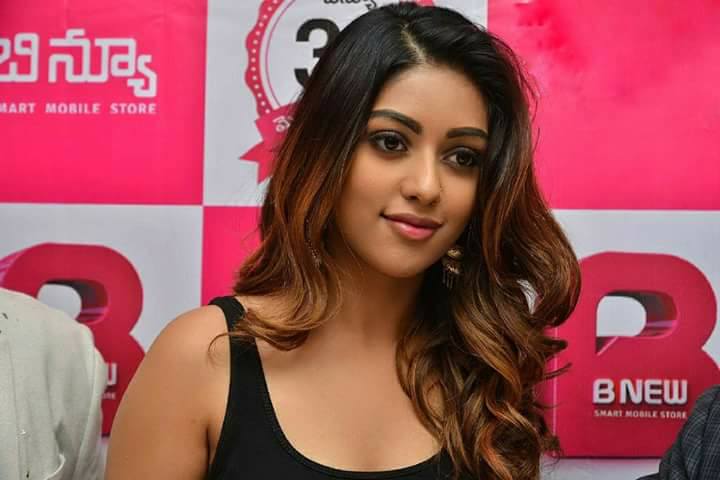 South Indian actress Anu Emmanuel launches B New Mobile store at Yemmiganur. Anu Emmanuel,actress Anu Emmanuel,B New Mobile store,B New Mobile store launch,hot Anu Emmanuel,Anu Emmanuel in saree,Anu Emmanuel hot pics,Anu Emmanuel hot images,Anu Emmanuel hot stills,Anu Emmanuel hot pictures,Anu Emmanuel hot photos