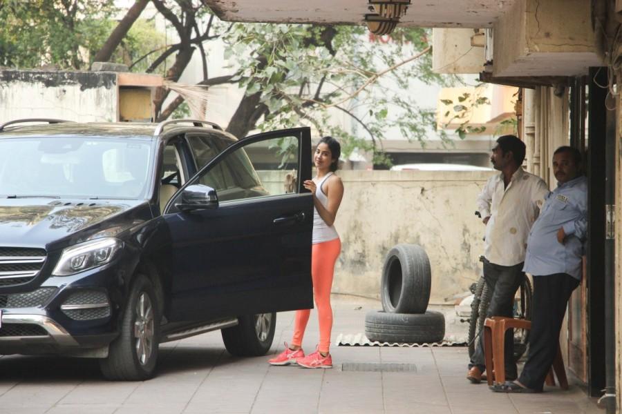 Janhvi Kapoor poses for a photo as she gets in her car post her gym session. Janhvi Kapoor,actress Janhvi Kapoor,hot Janhvi Kapoor,Janhvi Kapoor hot pics,Janhvi Kapoor hot images,Janhvi Kapoor hot stills,Janhvi Kapoor hot pictures,Janhvi Kapoor workout,Janhvi Kapoor workout pics,Janhvi Kapoor workout images,Janhvi Kapoor workout s