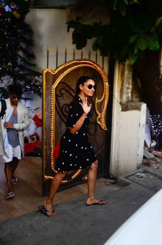 Bipasha Basu and hubby Karan Singh Grover were recently clicked outside salon in Juhu. Bipasha Basu and Karan Singh Grover,Bipasha Basu,Karan Singh Grover,Bipasha Basu spotted outside a Spa Salon,Karan Singh Grover spotted outside a Spa Salon