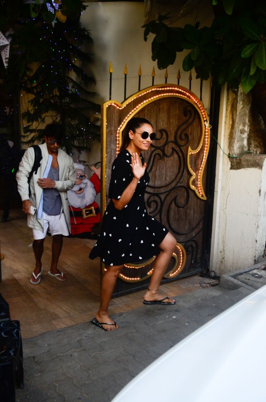 Bipasha Basu and hubby Karan Singh Grover were recently clicked outside salon in Juhu, Mumbai. Bipasha Basu and Karan Singh Grover,Bipasha Basu,Karan Singh Grover,Bipasha Basu spotted outside a Spa Salon,Karan Singh Grover spotted outside a Spa Salon