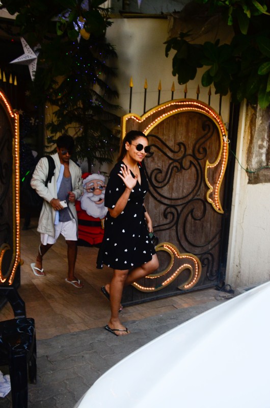 Bipasha Basu and hubby Karan Singh Grover were recently clicked outside salon in Juhu, Mumbai on December 28, 2017. Bipasha Basu and Karan Singh Grover,Bipasha Basu,Karan Singh Grover,Bipasha Basu spotted outside a Spa Salon,Karan Singh Grover spotted outside a Spa Salon