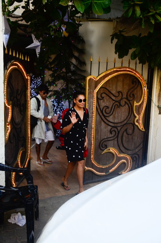 Karan Singh Grover and Bipasha Basu snapped at Spa in Juhu. Bipasha Basu and Karan Singh Grover,Bipasha Basu,Karan Singh Grover,Bipasha Basu spotted outside a Spa Salon,Karan Singh Grover spotted outside a Spa Salon