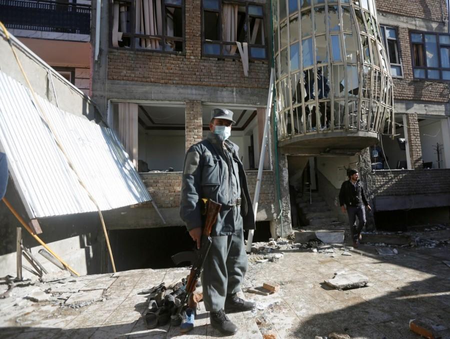 An Afghan policeman keeps watch at the site of a suicide attack in Kabul, Afghanistan December 28, 2017. Suicide attack,Shi'ite center,Shi'ite Suicide attack,Afghan capital,Suicide bombers