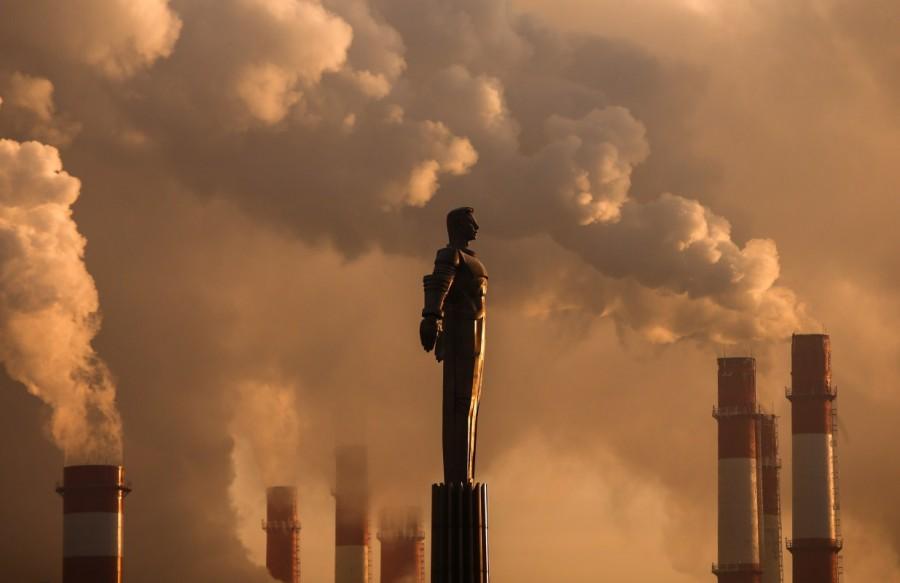 Steam rises from chimneys of a heating power plant near a monument of Soviet cosmonaut Yuri Gagarin, the first man in space, with the air temperature at about minus 17 degrees Celsius (1.4 degrees Fahrenheit), during sunset in Moscow, Russia, January 9, 2017. Best pictures,Best pictures 2017,2017 Best pictures,2017 top pictures,2017 top pics,2017 top images,2017 top stills,2017 top photos