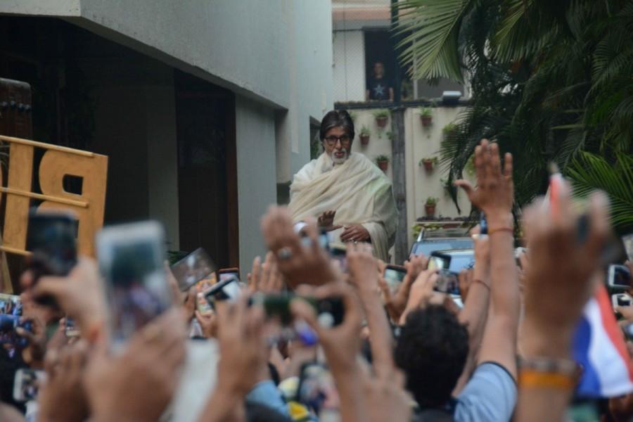 Amitabh Bachchan greets his fans from his residence on the eve of New Year. Amitabh Bachchan,actor Amitabh Bachchan,Amitabh Bachchan meets fan,Amitabh Bachchan greets fans