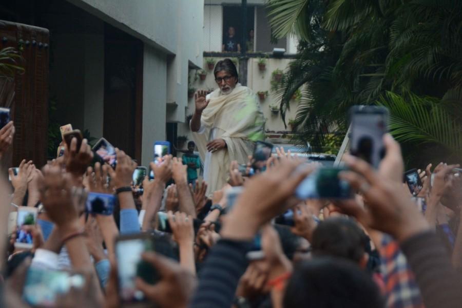 Actor Amitabh Bachchan greets his fans from his residence on the eve of New Year. Amitabh Bachchan,actor Amitabh Bachchan,Amitabh Bachchan meets fan,Amitabh Bachchan greets fans