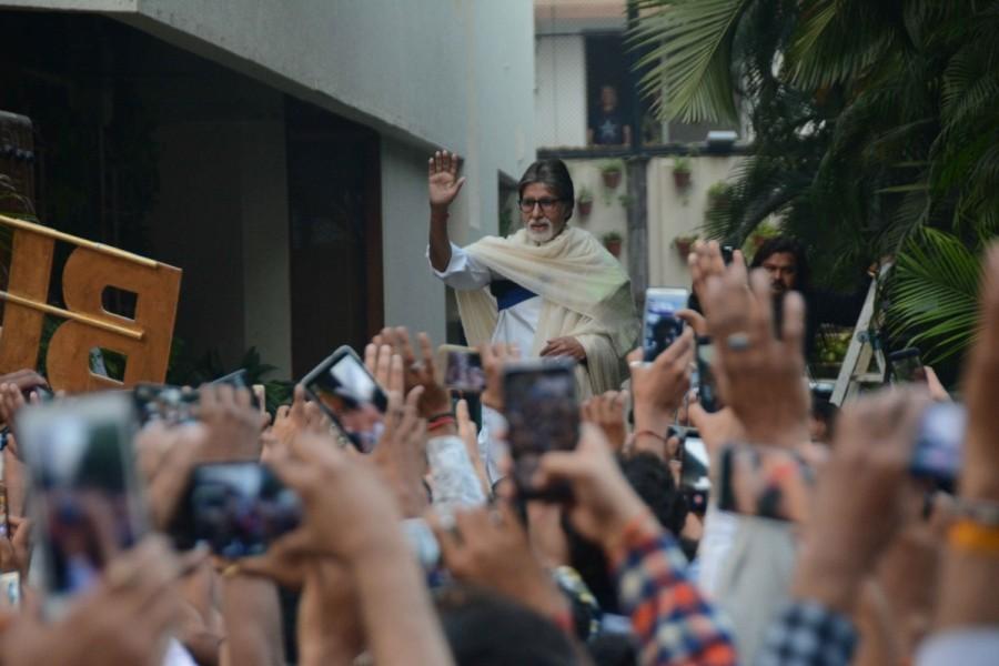 Amitabh Bachchan greets his fans from his residence on the eve of New Year in Mumbai. Amitabh Bachchan,actor Amitabh Bachchan,Amitabh Bachchan meets fan,Amitabh Bachchan greets fans